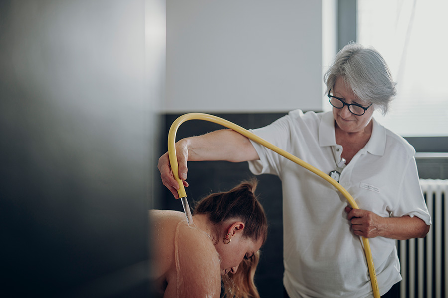 Therapieanwendung Kneipp'sche Güsse Therapieanwendung Kneipp'sche Güsse