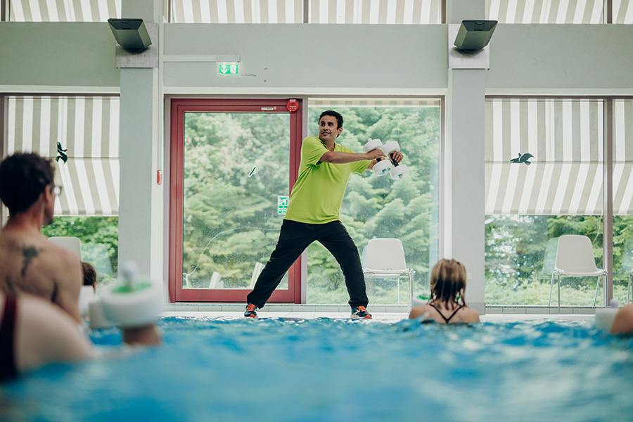 mehrere Rehabilitanden bei Bewegungsübungen im Schwimmbad mehrere Rehabilitanden bei Bewegungsübungen im Schwimmbad