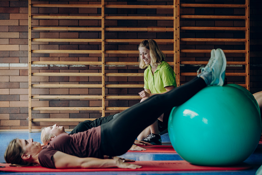 Rückentraining mit einem Gymnastikball Rückentraining mit einem Gymnastikball