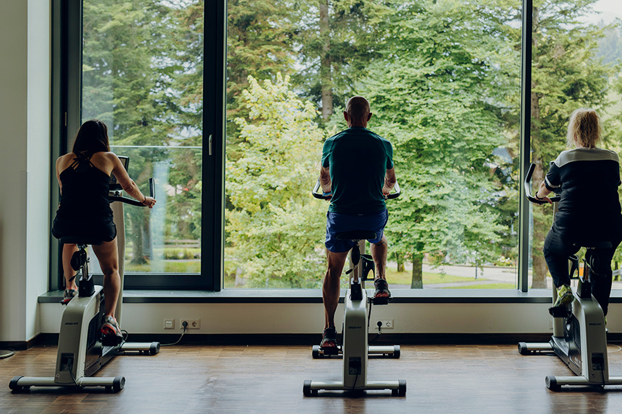 mehrere Personen trainieren auf dem Fahrradergometer mehrere Personen trainieren auf dem Fahrradergometer