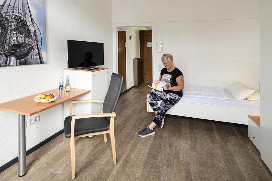 Zimmer für Patientinnen und Patienten in der Klinik Königsfeld Zimmer für Patientinnen und Patienten in der Klinik Königsfeld