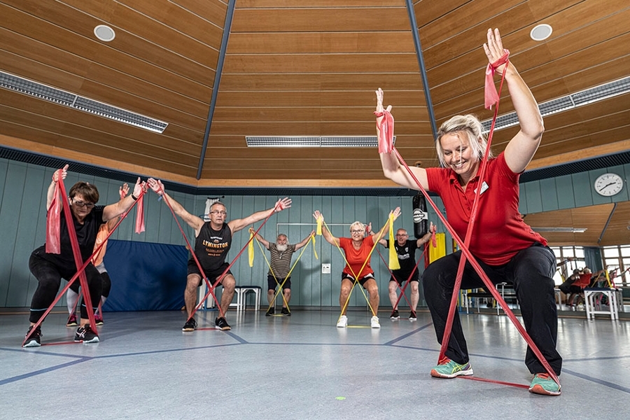 Übungen mit dem Theraband in der Klinik Münsterland Übungen mit dem Theraband in der Klinik Münsterland