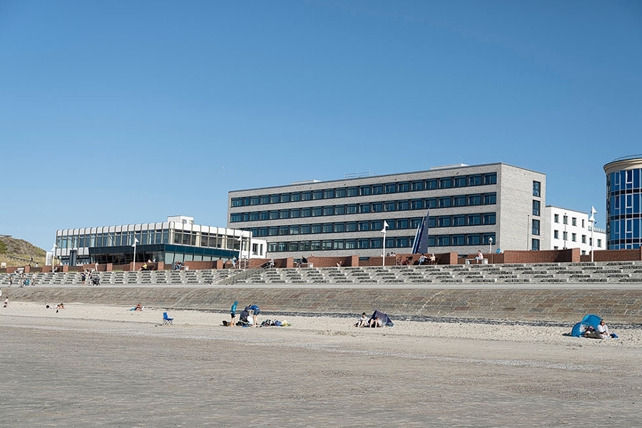 Das Gebäude der Klinik Norderney liegt direkt am Strand Das Gebäude der Klinik Norderney liegt direkt am Strand
