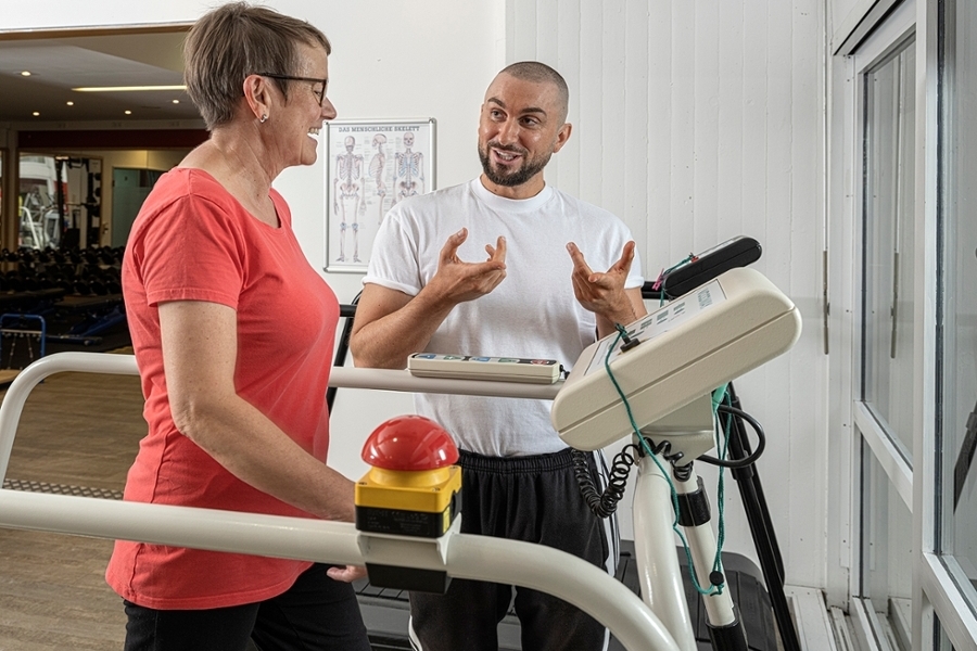 Ein Therapeut erklärt einer Patientin der Klinik Königsfeld in Enneptal das Laufband. Ein Therapeut erklärt einer Patientin der Klinik Königsfeld in Enneptal das Laufband.