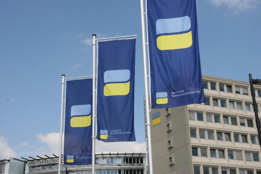 Gebäude der Deutschen Rentenversicherung Westfalen mit Fahnen im Vordergrund Gebäude der Deutschen Rentenversicherung Westfalen mit Fahnen im Vordergrund