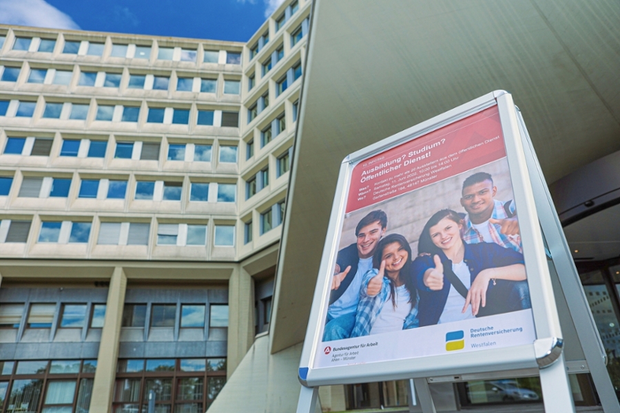 Drei junge Menschen schauen nach vorne und zeigen den Dauemn nach oben. Drei junge Menschen schauen nach vorne und zeigen den Dauemn nach oben.