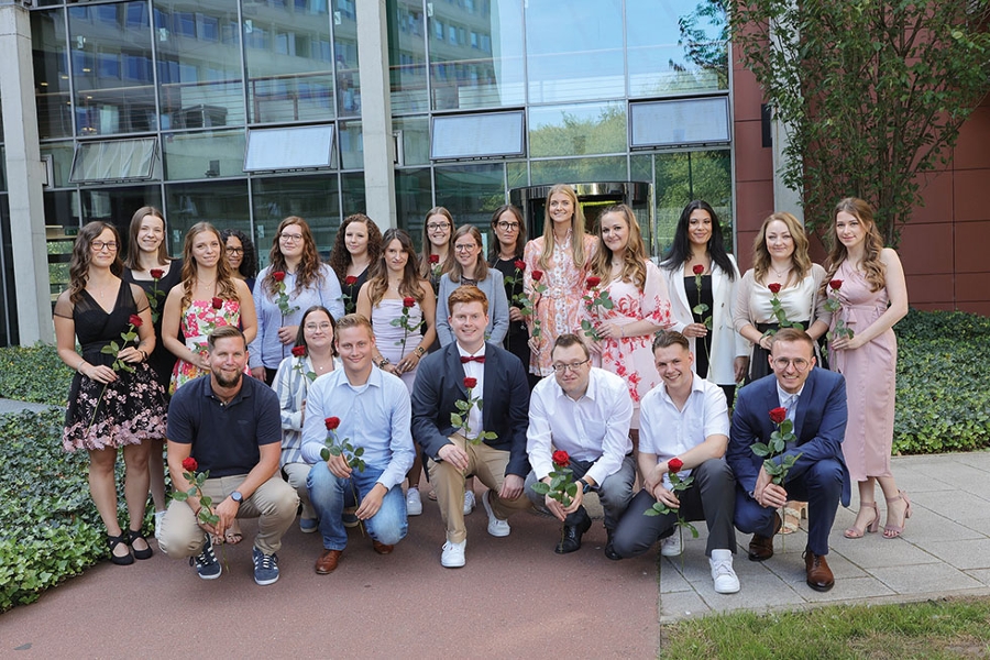 Gruppenbild: 22 Auszubildende erhalten Zeugnis Gruppenbild: 22 Auszubildende erhalten Zeugnis