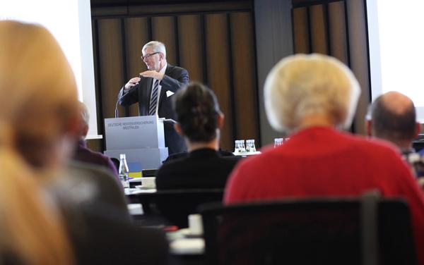 Mann am Rednerpult und hält einen Vortrag Mann am Rednerpult und hält einen Vortrag