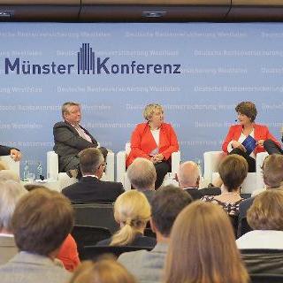 v.li.: Staatssekretär Dr. Rolf Schmachtenberg und die Bundestagsabgeordneten Hermann Gröhe (CDU), Katja Mast (SPD), Moderatorin Karin Niemeyer, Johannes Vogel (FDP) und Matthias W. Birkwald (Die Linke) v.li.: Staatssekretär Dr. Rolf Schmachtenberg und die Bundestagsabgeordneten Hermann Gröhe (CDU), Katja Mast (SPD), Moderatorin Karin Niemeyer, Johannes Vogel (FDP) und Matthias W. Birkwald (Die Linke)