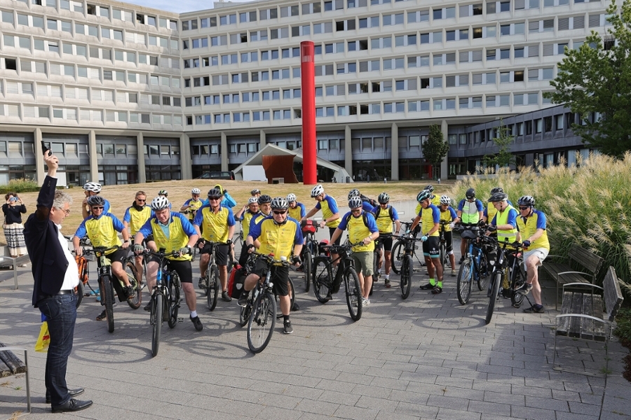 Eine Gruppe Rennradfahrer stehen startbereit und warten auf den Startschuss. Eine Gruppe Rennradfahrer stehen startbereit und warten auf den Startschuss.