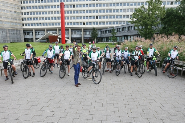 Eine Gruppe Rennradfahrer stehen startbereit und warten auf den Startschuss. Eine Gruppe Rennradfahrer stehen startbereit und warten auf den Startschuss.