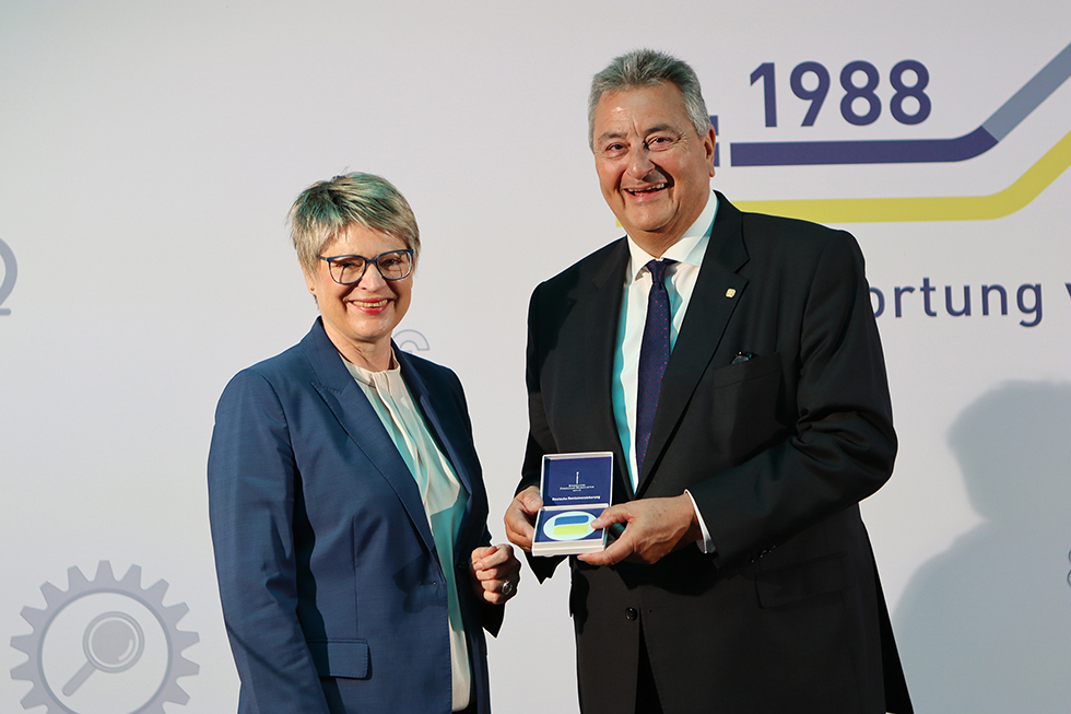 Gundula Roßbach, Präsidentin der DRV Bund, überreicht Direktor Christian Schöppner eine Verdienstmedaille. Gundula Roßbach, Präsidentin der DRV Bund, überreicht Direktor Christian Schöppner eine Verdienstmedaille.
