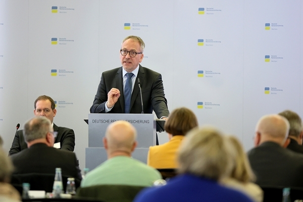 Vorstandsvorsitzender Professor Dr. Volker Verch steht an einem Rednerpult Vorstandsvorsitzender Professor Dr. Volker Verch steht an einem Rednerpult