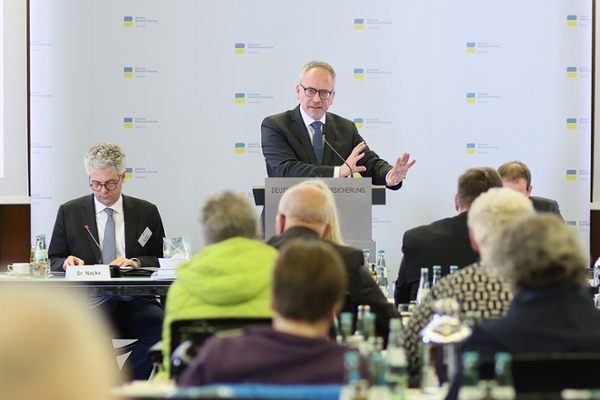 Vorstandsvorsitzender Professor Dr. Volker Verch steht an einem Rednerpult Vorstandsvorsitzender Professor Dr. Volker Verch steht an einem Rednerpult
