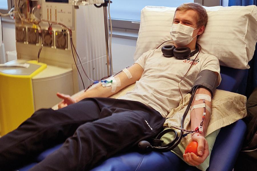 Lebensretter: Nils Lohbreier bei seiner Stammzellenspende in einer Entnahmeklinik