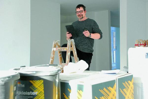 Peter Lindenau auf einer Baustelle als Techniker eines Maler-Betriebs Peter Lindenau auf einer Baustelle als Techniker eines Maler-Betriebs