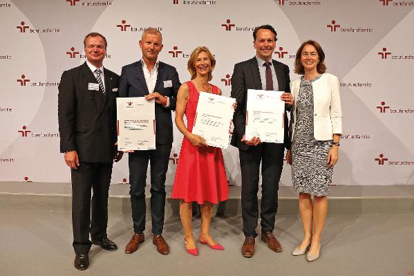 Fünf Personen präsentieren ihre Zertifikate Fünf Personen präsentieren ihre Zertifikate