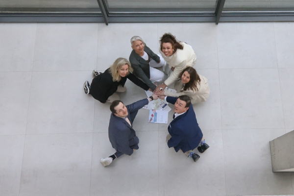 Gruppenfoto - Mitarbeiterinnen und Mitarbeiter des Firmenservices Gruppenfoto - Mitarbeiterinnen und Mitarbeiter des Firmenservices