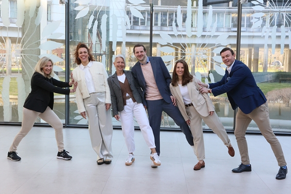 Gruppenfoto - Mitarbeiterinnen und Mitarbeiter des Firmenservices Gruppenfoto - Mitarbeiterinnen und Mitarbeiter des Firmenservices