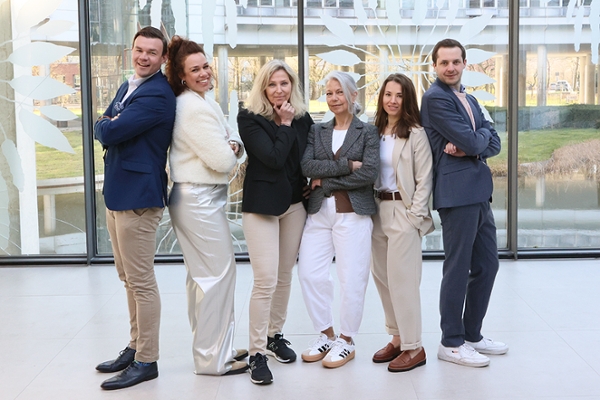 Gruppenfoto - Mitarbeiterinnen und Mitarbeiter des Firmenservices Gruppenfoto - Mitarbeiterinnen und Mitarbeiter des Firmenservices