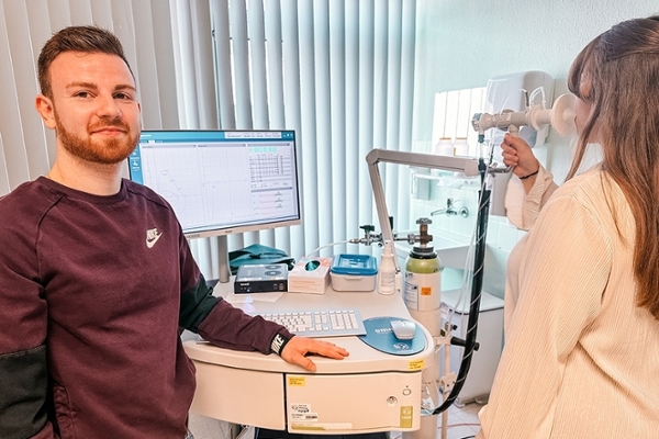 Doktorand René Garbsch bei einer Lungenfunktionsdiagnostik. Doktorand René Garbsch bei einer Lungenfunktionsdiagnostik.