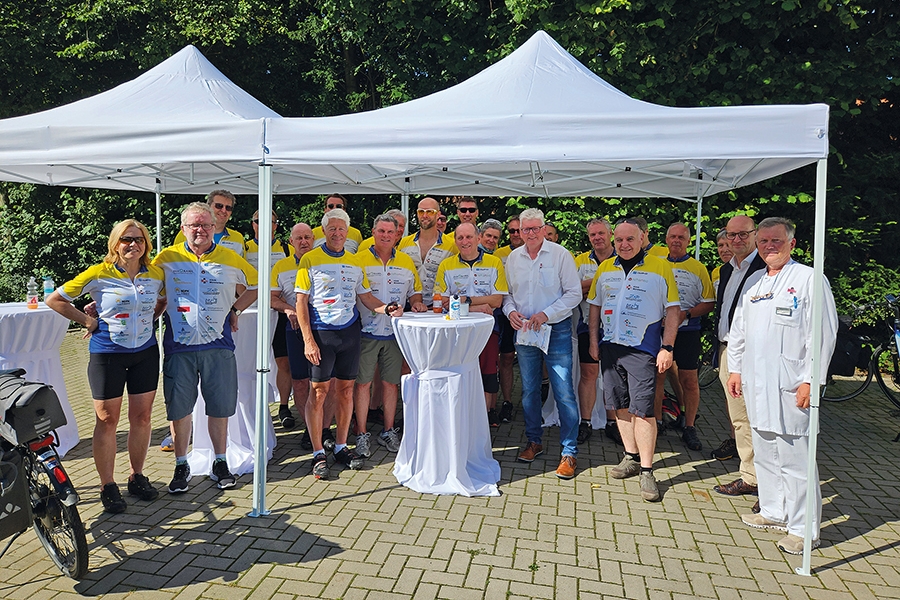 Die Reha-Tour mit Vorstandsvorsitzendem Alfons Eilers (2. v. li.) und Erstem Direktor Thomas Keck (6. v. re.) Die Reha-Tour mit Vorstandsvorsitzendem Alfons Eilers (2. v. li.) und Erstem Direktor Thomas Keck (6. v. re.)