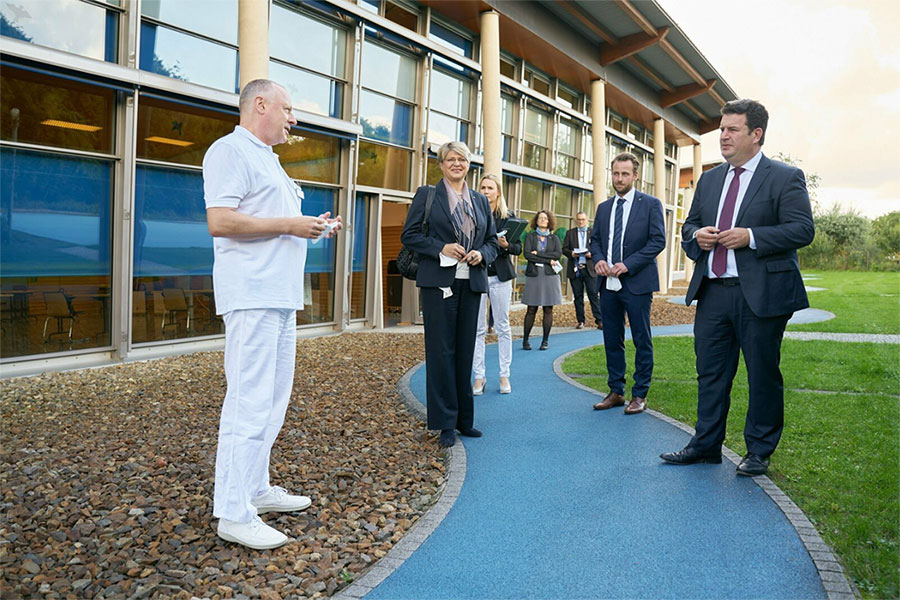 Hubertus Heil im Gespräch mit Gundula Roßbach und Dr. med. Eike Langheim Hubertus Heil im Gespräch mit Gundula Roßbach und Dr. med. Eike Langheim