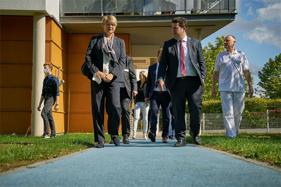 Hubertus Heil und Gundula Roßbach vor der Klinik Hubertus Heil und Gundula Roßbach vor der Klinik