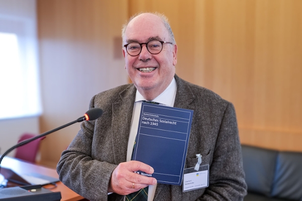 Prof. Dr. Dr. Eberhard Eichenhofer beim FNA-Symposium am 11. Dezember 2023 Prof. Dr. Dr. Eberhard Eichenhofer beim FNA-Symposium am 11. Dezember 2023