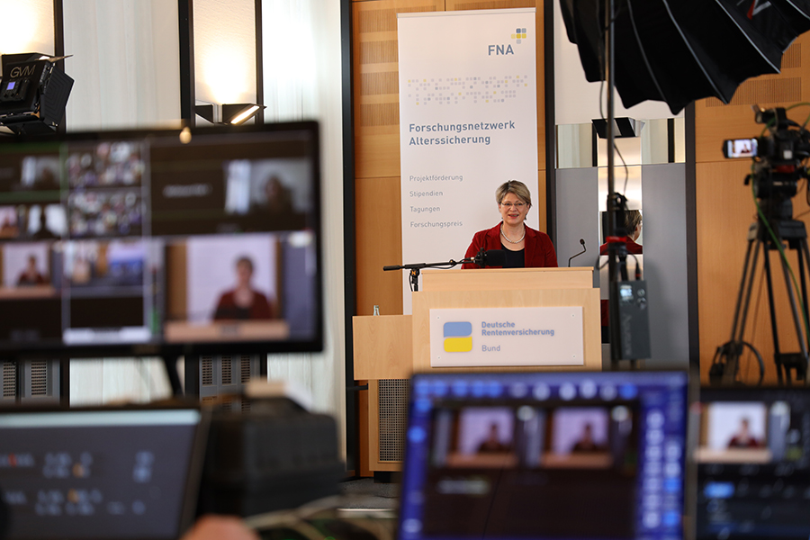 DRV-Präsidentin Gundula Roßbach begrüßt die Veranstaltungsteilnehmer digital und spricht in die Kamera. DRV-Präsidentin Gundula Roßbach begrüßt die Veranstaltungsteilnehmer digital und spricht in die Kamera.