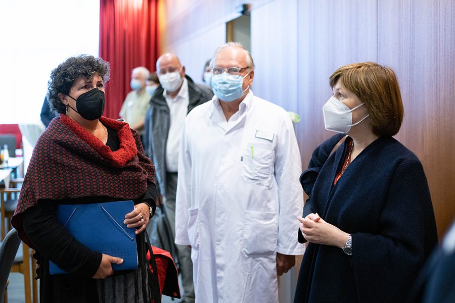 Anja Piel (l.), Vorsitzende des Bundesvorstands der Deutschen Rentenversicherung Bund, im Gespräch mit Brigitte Gross (r.), Direktorin der Deutschen Rentenversicherung Bund.