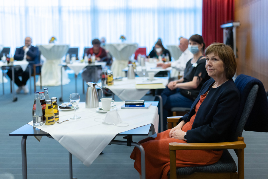 Die Direktorin der Deutschen Rentenversicherung Bund, Brigitte Gross, stellte beim Besuch in Bad Pyrmont die wichtige Rolle der DRV als bedeutender Akteur in der medizinischen Rehabilitation heraus. Die Direktorin der Deutschen Rentenversicherung Bund, Brigitte Gross, stellte beim Besuch in Bad Pyrmont die wichtige Rolle der DRV als bedeutender Akteur in der medizinischen Rehabilitation heraus.