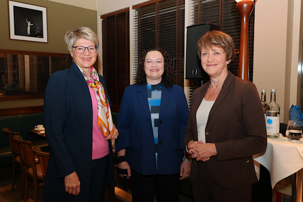 Gundula Roßbach, Präsidentin der DRV Bund, Andrea Nahles, Vorstandsvorsitzende Bundesagentur für Arbeit, und Dr. Doris Pfeiffer, Vorstandsvorsitzende GKV-Spitzenverband, beim Parlamentarischen Frühstück im Café Einstein in Berlin Gundula Roßbach, Präsidentin der DRV Bund, Andrea Nahles, Vorstandsvorsitzende Bundesagentur für Arbeit, und Dr. Doris Pfeiffer, Vorstandsvorsitzende GKV-Spitzenverband, beim Parlamentarischen Frühstück im Café Einstein in Berlin
