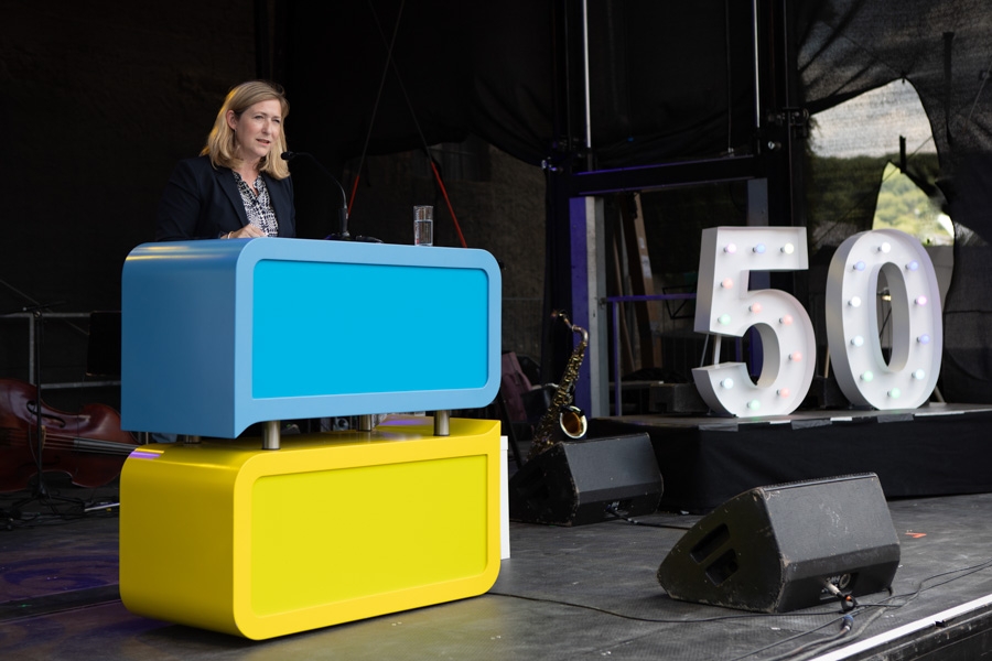 Lilian Tschan, Staatssekretärin im Bundesministerium für Arbeit und Soziales, beim Festakt 50 Jahre DRSV am 10. Juli 2025 in Würzburg Lilian Tschan, Staatssekretärin im Bundesministerium für Arbeit und Soziales, beim Festakt 50 Jahre DRSV am 10. Juli 2025 in Würzburg