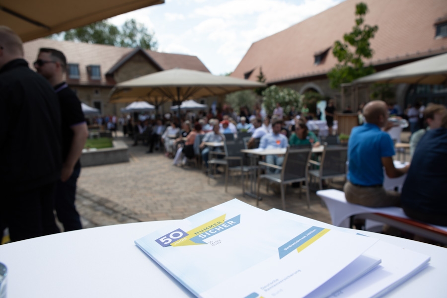 Auslage der Jubiläums-Broschüre "50 Jahre Nummer sicher" beim Festakt 50 Jahre DRSV am 10. Juli 2025 in Würzburg Auslage der Jubiläums-Broschüre "50 Jahre Nummer sicher" beim Festakt 50 Jahre DRSV am 10. Juli 2025 in Würzburg