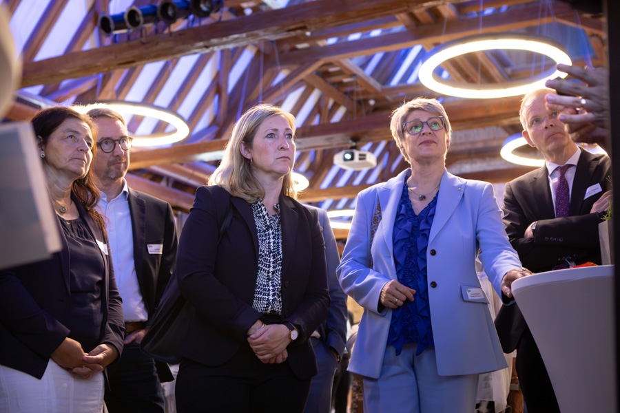 Lilian Tschan und Gundula Roßbach beim Rundgang während des Festaktes 50 Jahre DRSV am 10. Juli 2025 in Würzburg Lilian Tschan und Gundula Roßbach beim Rundgang während des Festaktes 50 Jahre DRSV am 10. Juli 2025 in Würzburg