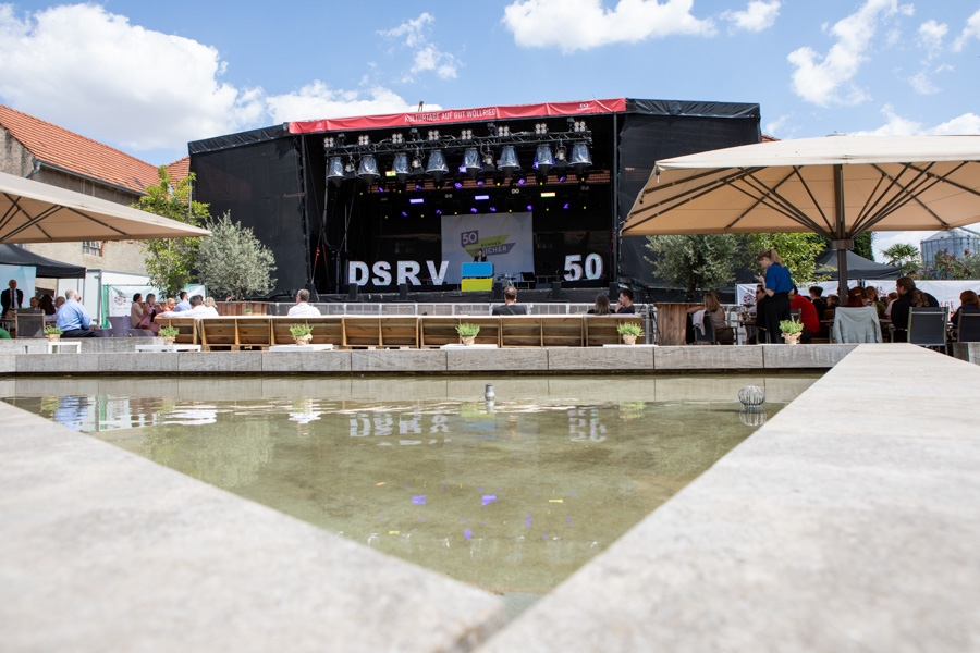 Frontaler Blick auf die Bühne der Festveranstaltung beim Festakt 50 Jahre DRSV am 10. Juli 2025 in Würzburg Frontaler Blick auf die Bühne der Festveranstaltung beim Festakt 50 Jahre DRSV am 10. Juli 2025 in Würzburg