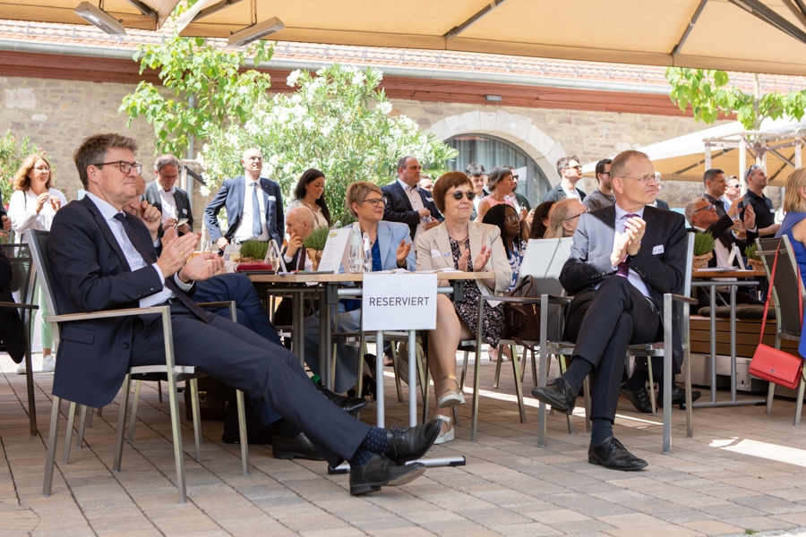 Blick auf die Gästetische, u.a. mit Jens Dirk Wohlfeil, alternierender Vorsitzender des Vorstands der DRV Bund, Gundula Robach, Präsidentin der DRV Bund, und Brigitte Gross, Direktorin der DRV Bund, beim Festakt 50 Jahre DRSV am 10. Juli 2025 in Würzburg Blick auf die Gästetische, u.a. mit Jens Dirk Wohlfeil, alternierender Vorsitzender des Vorstands der DRV Bund, Gundula Robach, Präsidentin der DRV Bund, und Brigitte Gross, Direktorin der DRV Bund, beim Festakt 50 Jahre DRSV am 10. Juli 2025 in Würzburg