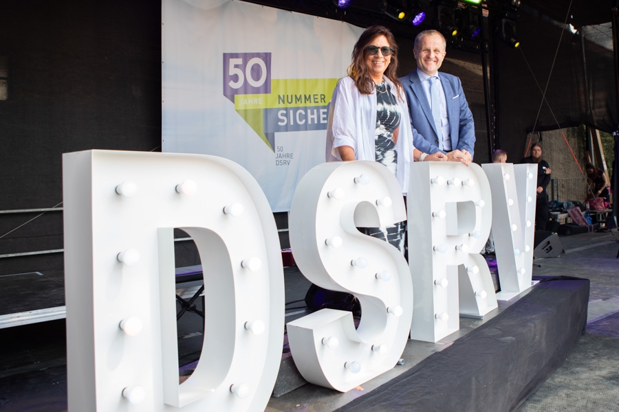 Renate Sondheimer, Leiterin der DSRV, und Dr. Stephan Fasshauer hinter den DSRV-Buchstaben beim Festakt 50 Jahre DRSV am 10. Juli 2025 in Würzburg Renate Sondheimer, Leiterin der DSRV, und Dr. Stephan Fasshauer hinter den DSRV-Buchstaben beim Festakt 50 Jahre DRSV am 10. Juli 2025 in Würzburg