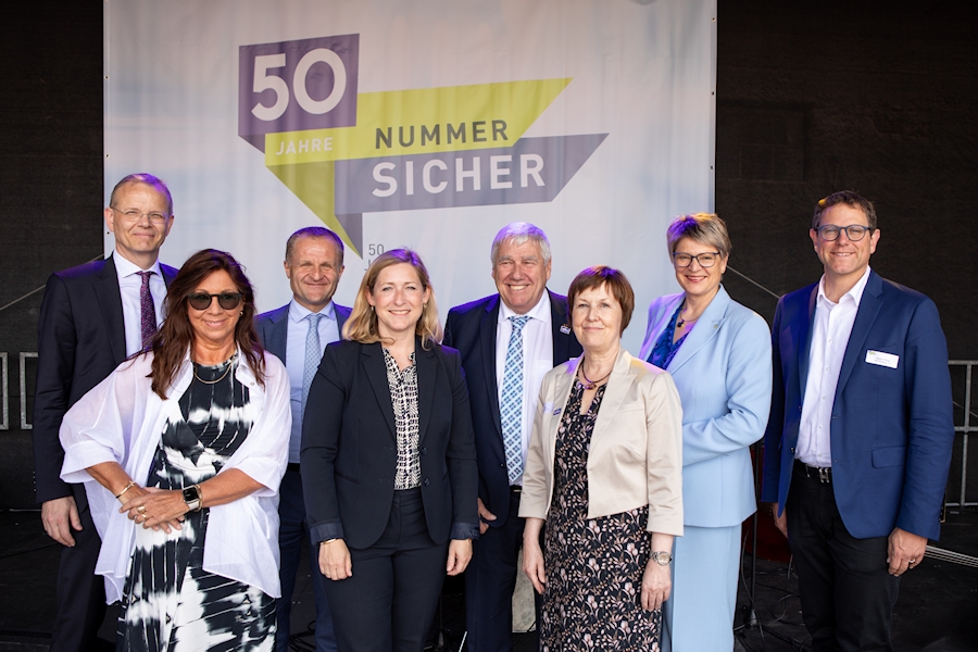 v.l.n.r. vorne: Renate Sondheimer, Lilian Tschan, Brigitte Gross, v.l.n.r. hinten: Dr. Bernd Kleine-Voßbeck, Dr. Stephan Fasshauer, Hans-Werner Veen, Gundula Roßbach, Martin Heilig, beim Festakt 50 Jahre DRSV am 10. Juli 2025 in Würzburg v.l.n.r. vorne: Renate Sondheimer, Lilian Tschan, Brigitte Gross, v.l.n.r. hinten: Dr. Bernd Kleine-Voßbeck, Dr. Stephan Fasshauer, Hans-Werner Veen, Gundula Roßbach, Martin Heilig, beim Festakt 50 Jahre DRSV am 10. Juli 2025 in Würzburg