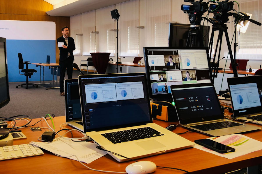 Dr. Marco Streibelt, DRV Bund, kündigt die Keynote von Prof. Dr. Matthias Bethge, Uni Lübeck, an. Dr. Marco Streibelt, DRV Bund, kündigt die Keynote von Prof. Dr. Matthias Bethge, Uni Lübeck, an.