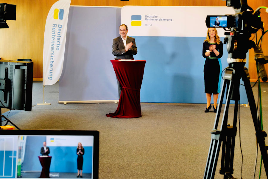 Dr. Hans-Günther Haaf, DRV Bund, gratuliert den Gewinner*innen der Posterpreise gemeinsam mit Moderation Petra Gute. Dr. Hans-Günther Haaf, DRV Bund, gratuliert den Gewinner*innen der Posterpreise gemeinsam mit Moderation Petra Gute.