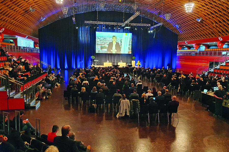 Gundula Roßbach, Präsidentin der DRV Bund, eröffnete den Kongress per Live-Schalte aus Berlin. Gundula Roßbach, Präsidentin der DRV Bund, eröffnete den Kongress per Live-Schalte aus Berlin.