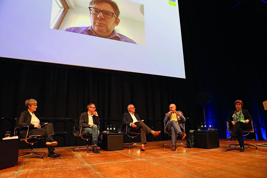 Brigitte Gross, Direktorin der DRV Bund (1. v.r.), und Thomas Keck, Erster Direktor der DRV Westfalen (2. v.r.), diskutierten mit Politikern über die Zukunft der Rehabilitation. Brigitte Gross, Direktorin der DRV Bund (1. v.r.), und Thomas Keck, Erster Direktor der DRV Westfalen (2. v.r.), diskutierten mit Politikern über die Zukunft der Rehabilitation.