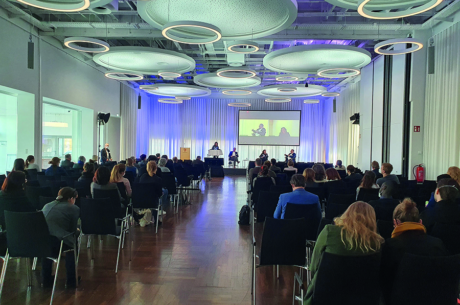 Für die 800 Online-Teilnehmenden wurden die Vorträge und Diskussionsrunden aus Münster per Live-Stream auf eine digitale Kongressplattform übertragen. Für die 800 Online-Teilnehmenden wurden die Vorträge und Diskussionsrunden aus Münster per Live-Stream auf eine digitale Kongressplattform übertragen.