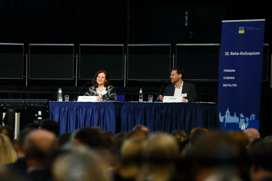 Dr. Susanne Weinbrenner und Dr. Marco Streibelt (Wissenschaftliche Leitung, Deutsche Rentenversicherung Bund) bei der Moderation der Eröffnungsveranstaltung. Dr. Susanne Weinbrenner und Dr. Marco Streibelt (Wissenschaftliche Leitung, Deutsche Rentenversicherung Bund) bei der Moderation der Eröffnungsveranstaltung.