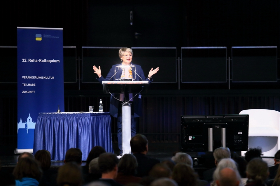Gundula Roßbach, Präsidentin der Deutschen Rentenversicherung Bund, eröffnet das Kongressprogramm. Gundula Roßbach, Präsidentin der Deutschen Rentenversicherung Bund, eröffnet das Kongressprogramm.