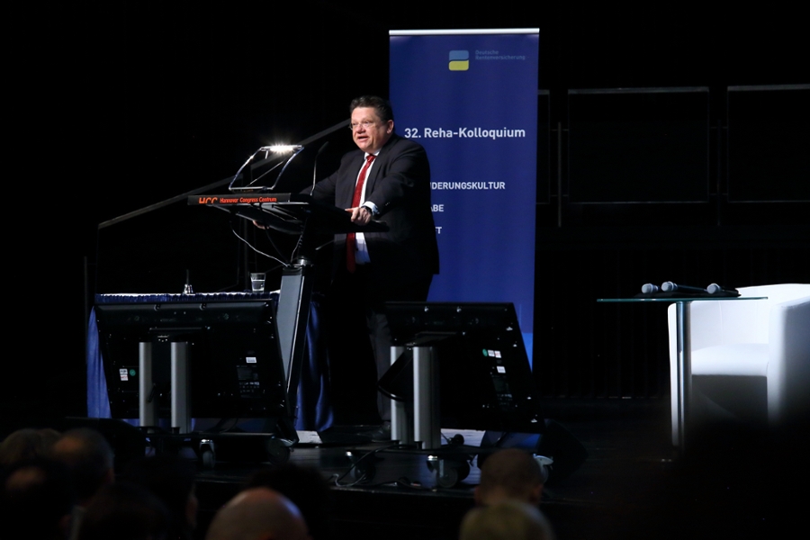 Dr. Andreas Philippi, Niedersächsischer Minister für Soziales, Arbeit, Gesundheit und Gleichstellung, bei seinem Grußwort. Dr. Andreas Philippi, Niedersächsischer Minister für Soziales, Arbeit, Gesundheit und Gleichstellung, bei seinem Grußwort.