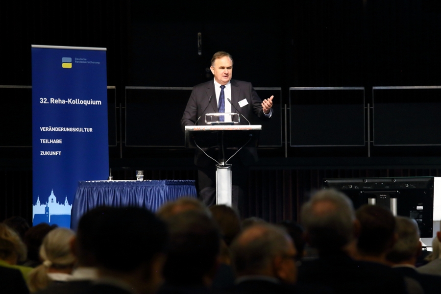 Jan Miede, Geschäftsführer der Deutschen Rentenversicherung Braunschweig-Hannover, begrüßt die Teilnehmenden im Namen des regional mitveranstaltenden Rentenversicherungsträgers. Jan Miede, Geschäftsführer der Deutschen Rentenversicherung Braunschweig-Hannover, begrüßt die Teilnehmenden im Namen des regional mitveranstaltenden Rentenversicherungsträgers.