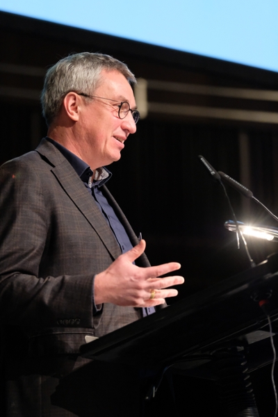 Prof. Dr. Thorsten Meyer, Präsident der Deutschen Gesellschaft für Rehabilitationswissenschaften (DGRW), begrüßt das Publikum stellvertretend für die mitveranstaltende Fachgesellschaft. Prof. Dr. Thorsten Meyer, Präsident der Deutschen Gesellschaft für Rehabilitationswissenschaften (DGRW), begrüßt das Publikum stellvertretend für die mitveranstaltende Fachgesellschaft.